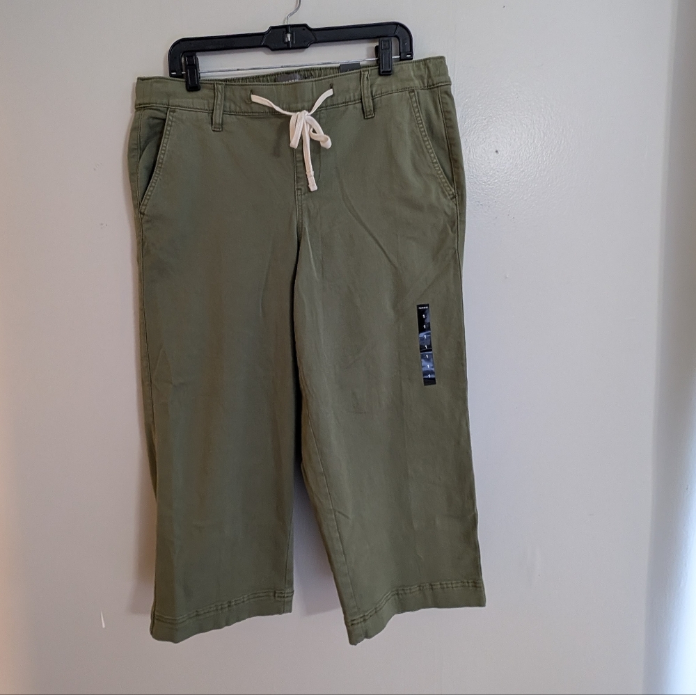 Torrid Mid rise crop pant